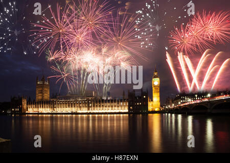 D'artifice explosif autour de Big Ben. Le réveillon du Nouvel An dans la ville - célébration Contexte Banque D'Images