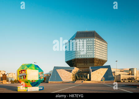 Minsk, Belarus. Le point de vue de l'installation interactive originale de Rhombicuboctaèdre La forme et l'Édifice de la Bibliothèque nationale, célèbre Banque D'Images