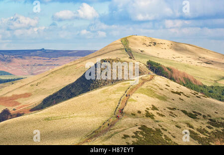 À la crête le long de la Grande Croix de Hollins Retour Tor et perdre Hill à partir de ci-dessous Mam Tor dans le Derbyshire Peak District Banque D'Images