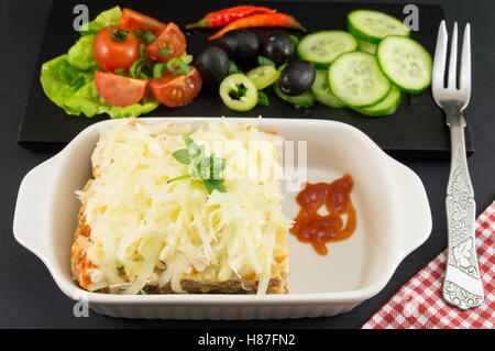 Portion de Lasagne de légumes frais sur une plaque Banque D'Images