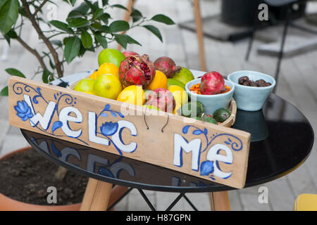 Fruits sur le shop entrée avec une pancarte "bienvenue" sans la lettre O Banque D'Images