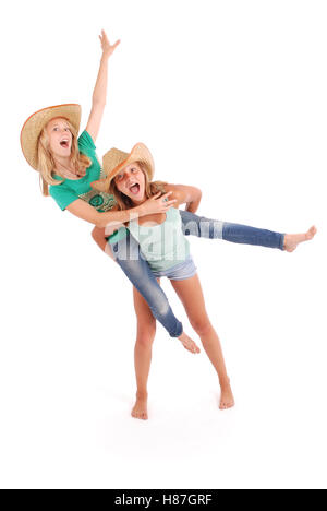 Deux jolies filles de 13 ans portant un grand chapeau de paille disquette isolated on white Banque D'Images