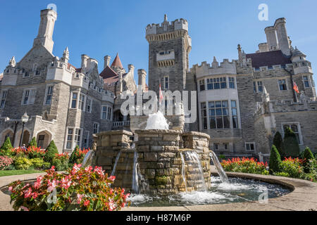 Une fontaine coule en face de Casa Loma à Toronto Canada. Banque D'Images