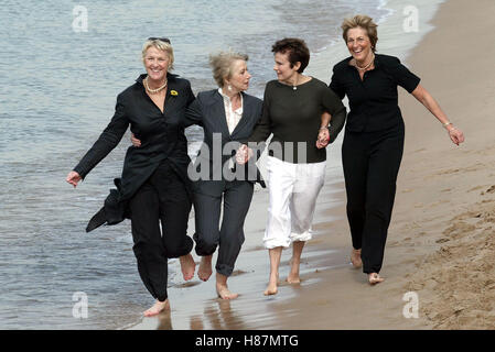 CHRIS HARPER Helen Mirren JULIE WALTERS & ANNIE CLARKE FESTIVAL DE CANNES 16 Mai 2003 Banque D'Images