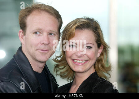 TRACY SHAW & JASON CONNERY LA CHAMBRE BLEUE (Théâtre) PHOTOCALL LE LOWRY Manchester Salford Quays 19 Mai 2003 Banque D'Images