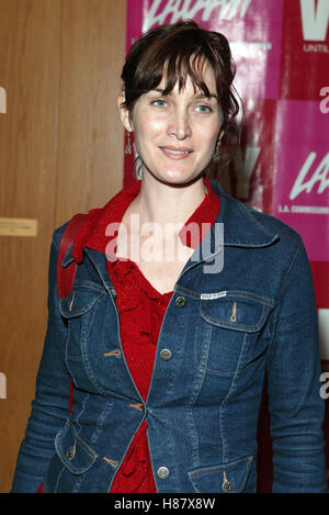 CARRIE-ANNE MOSS V-DAY 2003 BÉNÉFICIER DE LA DIRECTORS GUILD OF AMERICA LA HOLLYWOOD USA 24 Février 2003 Banque D'Images