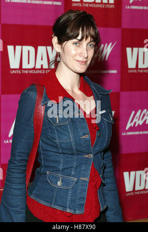 CARRIE-ANNE MOSS V-DAY 2003 BÉNÉFICIER DE LA DIRECTORS GUILD OF AMERICA LA HOLLYWOOD USA 24 Février 2003 Banque D'Images