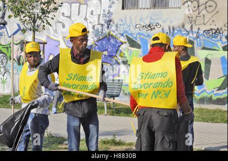 Milan (Italie), un groupe de réfugiés et demandeurs d'asile de nettoyer les parcs de la ville des travaux de bénévolat Banque D'Images