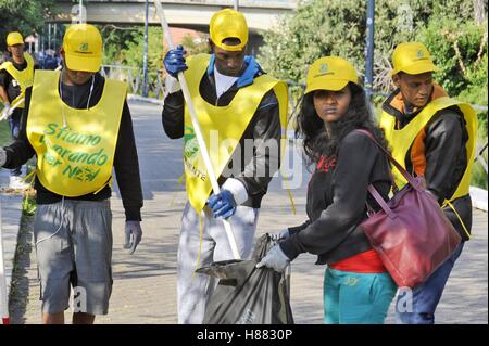 Milan (Italie), un groupe de réfugiés et demandeurs d'asile de nettoyer les parcs de la ville des travaux de bénévolat Banque D'Images