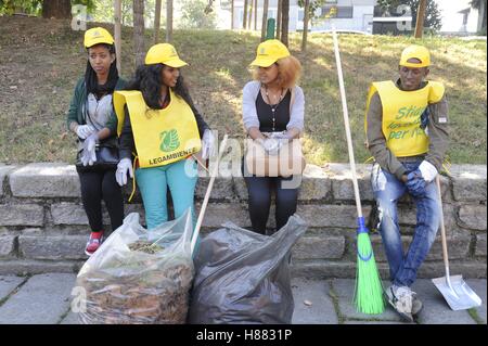 Milan (Italie), un groupe de réfugiés et demandeurs d'asile de nettoyer les parcs de la ville des travaux de bénévolat Banque D'Images