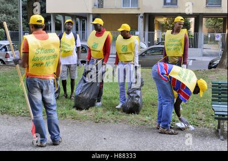 Milan (Italie), un groupe de réfugiés et demandeurs d'asile de nettoyer les parcs de la ville des travaux de bénévolat Banque D'Images