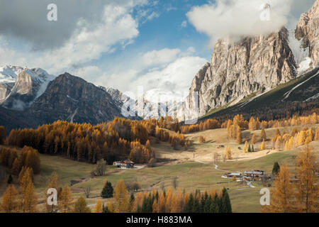 Après-midi d'automne dans les dolomites près de Cortina d'Ampezzo, Italie. Banque D'Images