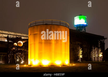 L'Allemagne, la région de la Ruhr, Bochum, le Westpark au Century Hall éclairé, tour d'eau et réservoir d'eau. Banque D'Images