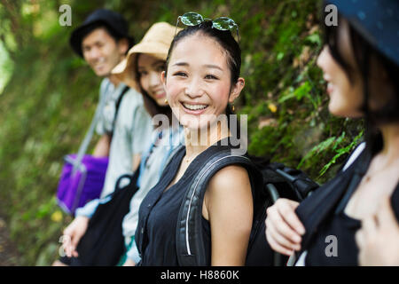 Portrait de trois jeunes femmes et un homme. Banque D'Images