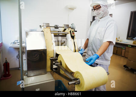 Travailleur dans une usine de production de nouilles soba Banque D'Images