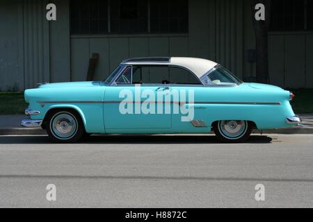 1954 Ford Custom hardtop 2 portes Skyliner body style avec un panneau en verre acrylique intégré sur l'avant coin salon Banque D'Images