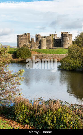 13ème siècle château de Caerphilly et douves, à Caerphilly, près de Cardiff, Pays de Galles, lors d'une journée ensoleillée, le plus grand château au Pays de Galles Banque D'Images