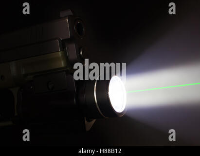 Pistolet de nuit avec une lampe et laser vert sur Banque D'Images