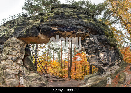 Peu Pravcice Gate est une arche en grès naturel de la Suisse tchèque, objectif fish-eye view Banque D'Images