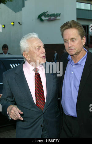 KIRK DOUGLAS ET MICHAEL DOUGLAS IL FONCTIONNE DANS LA FAMILLE PREMIERE WESTWOOD LOS ANGELES USA 07 avril 2003 Banque D'Images