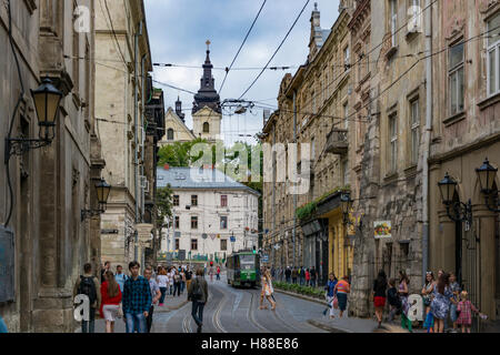 Vue sur la rue Ruska près de la place Rynok et St Michael's dans l'Église catholique ukrainienne de Lviv, Ukraine backround Banque D'Images