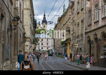 Vue sur la rue Ruska près de la place Rynok et St Michael's dans l'Église catholique ukrainienne de Lviv, Ukraine backround Banque D'Images