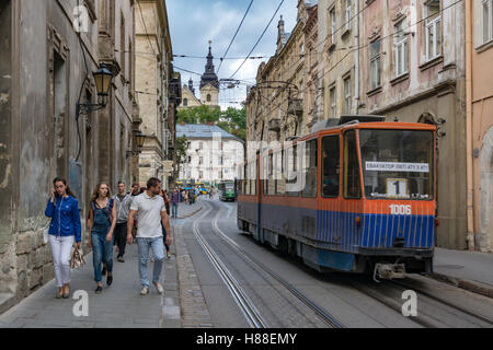 Vue sur la rue Ruska près de la place Rynok et St Michael's dans l'Église catholique ukrainienne de Lviv, Ukraine backround Banque D'Images