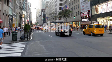 NEW YORK, États-Unis. 24 août 2016. Balades piétons et de la circulation dans la ville de New York Banque D'Images