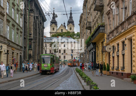 Vue sur la rue Ruska près de la place Rynok et St Michael's dans l'Église catholique ukrainienne de Lviv, Ukraine backround Banque D'Images