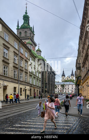 Vue sur la rue Ruska près de la place Rynok et St Michael's dans l'Église catholique ukrainienne de Lviv, Ukraine backround Banque D'Images