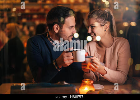 En couple romantique à valentines nuit en pub Banque D'Images