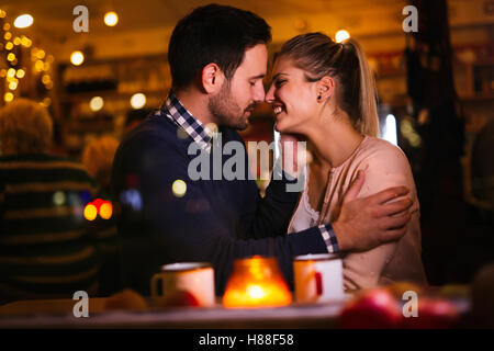 En couple romantique à valentines nuit en pub Banque D'Images