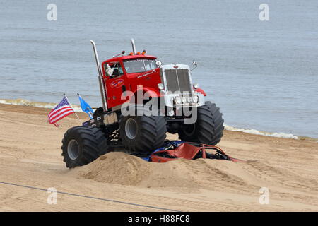 L'image épurée du Big Pete Monster Truck conduite sur des voitures écrasées à la plage de Bournemouth en 2016 Festival de roues Banque D'Images