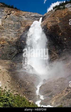 À partir de l'open sky, les eaux tumultueuses des magnifiques chutes Takakkaw Falls au sol. Banque D'Images