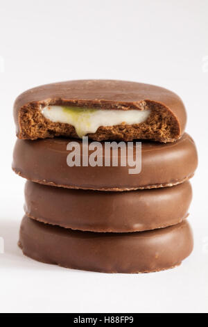 Pile de biscuits oeuf Cadbury screme pour Halloween avec un piqué en haut pour montrer le remplissage isolé sur fond blanc Banque D'Images