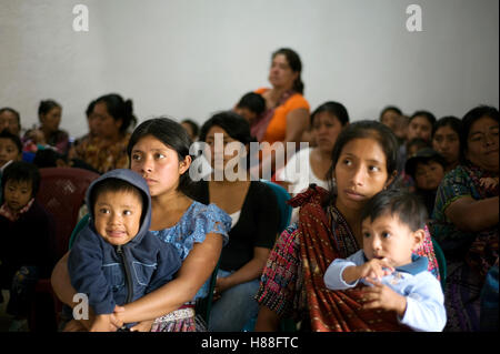 Les mères autochtones mayas écouter l'importance de la nutrition de l'enfant à l'OBNL local Bureau à Panajachel, Solola, Guatemala. Banque D'Images