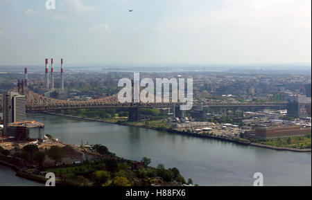 New York, États-Unis. Le 26 août 2016. New York City Manhattan Midtown vue panoramique aérienne avec des gratte-ciel et ciel bleu en Banque D'Images