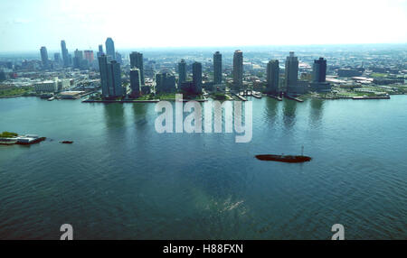 New York, États-Unis. Le 26 août 2016. New York City Manhattan Midtown vue panoramique aérienne avec des gratte-ciel et ciel bleu en Banque D'Images