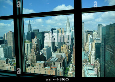 New York, États-Unis. Le 26 août 2016. New York City Manhattan Midtown vue panoramique aérienne avec des gratte-ciel et ciel bleu en Banque D'Images