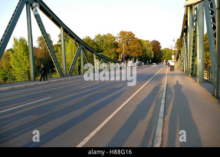 POTSDAM, Allemagne. Le 1er septembre 2016 : Le Glienicke Pont sur la rivière Havel en Allemagne. Les USA et l'Union soviétique utilisé Banque D'Images