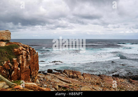 L'Afrique du Sud, au volant du sud : océan houleux et météo à la falaise du Cap de Bonne Espérance, promontoire rocheux sur la côte Atlantique de la péninsule du Cap Banque D'Images