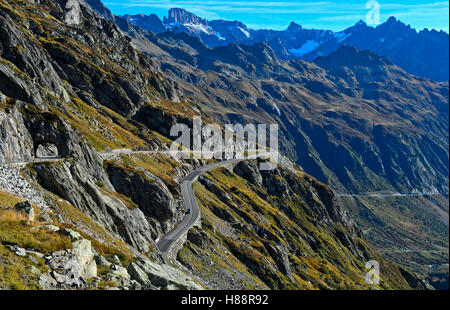 Paysage alpin avec mountain road, Susten Pass, Uri Alpes, Canton de Berne, Suisse Banque D'Images