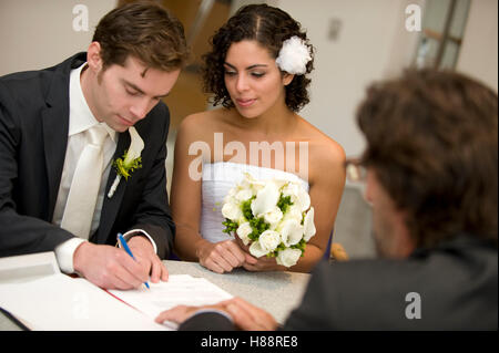 Cérémonie civile de la mariée, la signature d'un certificat de mariage au bureau d'enregistrement Banque D'Images