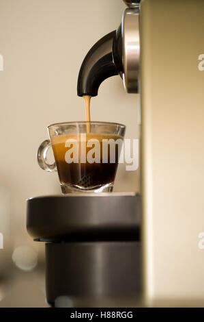 Tasse de café d'être rempli d'une machine à café Banque D'Images