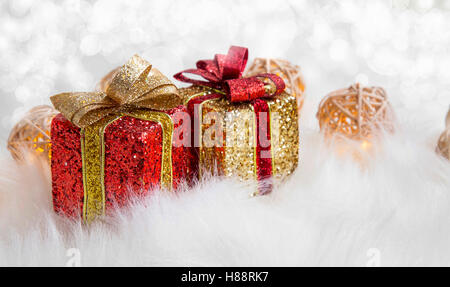 Or paillettes rouges et de fête Noël décoration avec le ruban et l'arc Banque D'Images