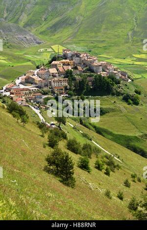 Village de montagne de Castelluccio, Parc, montagnes de Sibillini, Piano Grande plateau, Ombrie, Italie Banque D'Images