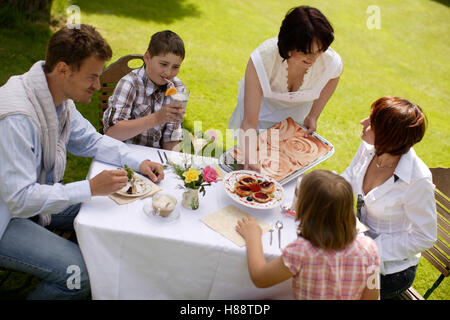 Restaurant Le Jardin avec la famille et serveuse Banque D'Images