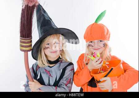 Enfants vêtus de costumes de Halloween Banque D'Images