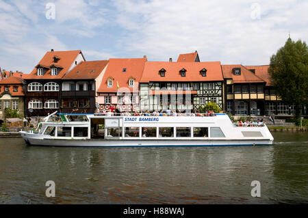 Bateau d'excursion en face de l'ancien village de pêcheurs connu sous le nom de la Petite Venise, Bamberg, Suisse franconienne, Franconia Banque D'Images