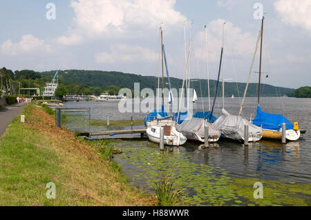 Bateaux sur le lac Baldeneysee à Essen-Werden, région de la Ruhr, Rhénanie du Nord-Westphalie Banque D'Images